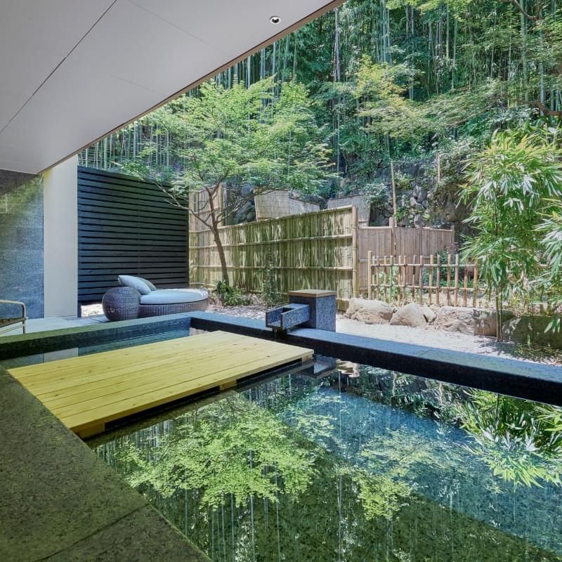 ふふ 熱海／木の間の月